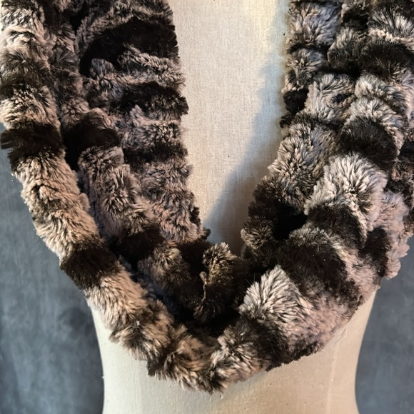 Black/Gray Animal Print Faux Fur Infinity Style🧣Scarf - Picture 6 of 7